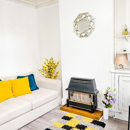 Beautiful 2 Bedroom House - Free Parking - Lt House 莱切斯特 外观 照片