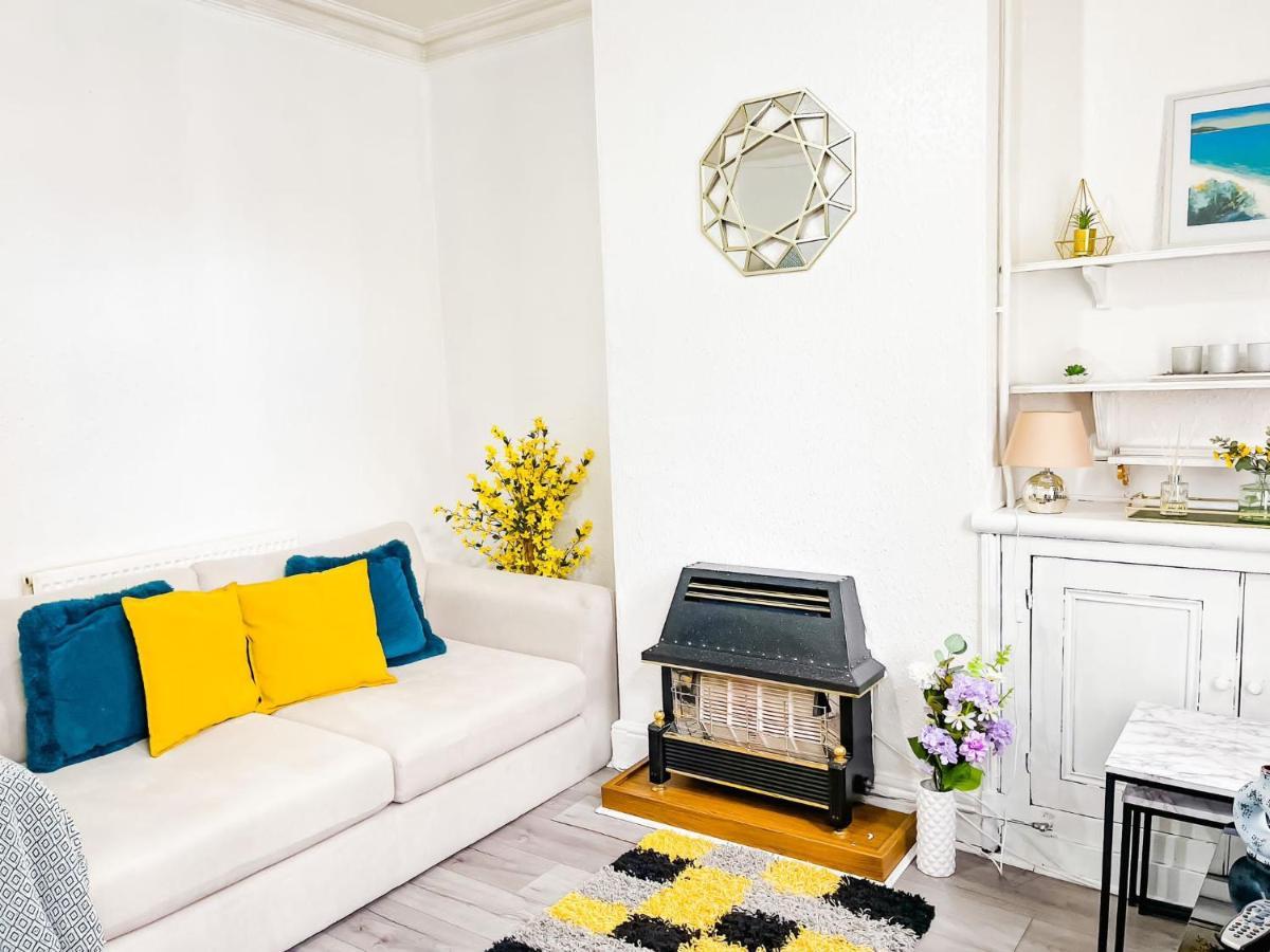 Beautiful 2 Bedroom House - Free Parking - Lt House 莱切斯特 外观 照片