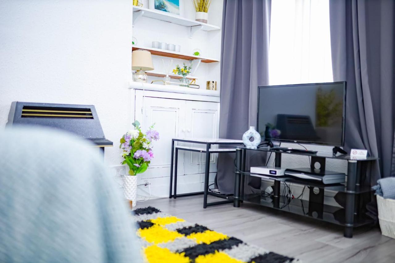 Beautiful 2 Bedroom House - Free Parking - Lt House 莱切斯特 外观 照片