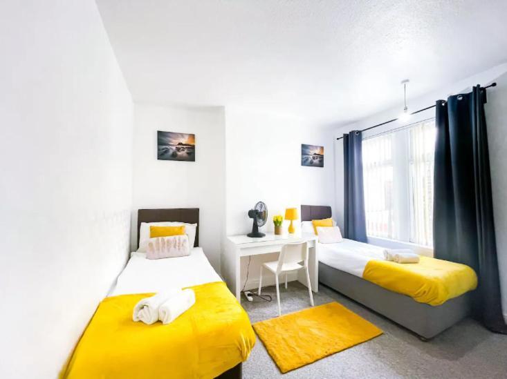 Beautiful 2 Bedroom House - Free Parking - Lt House 莱切斯特 外观 照片