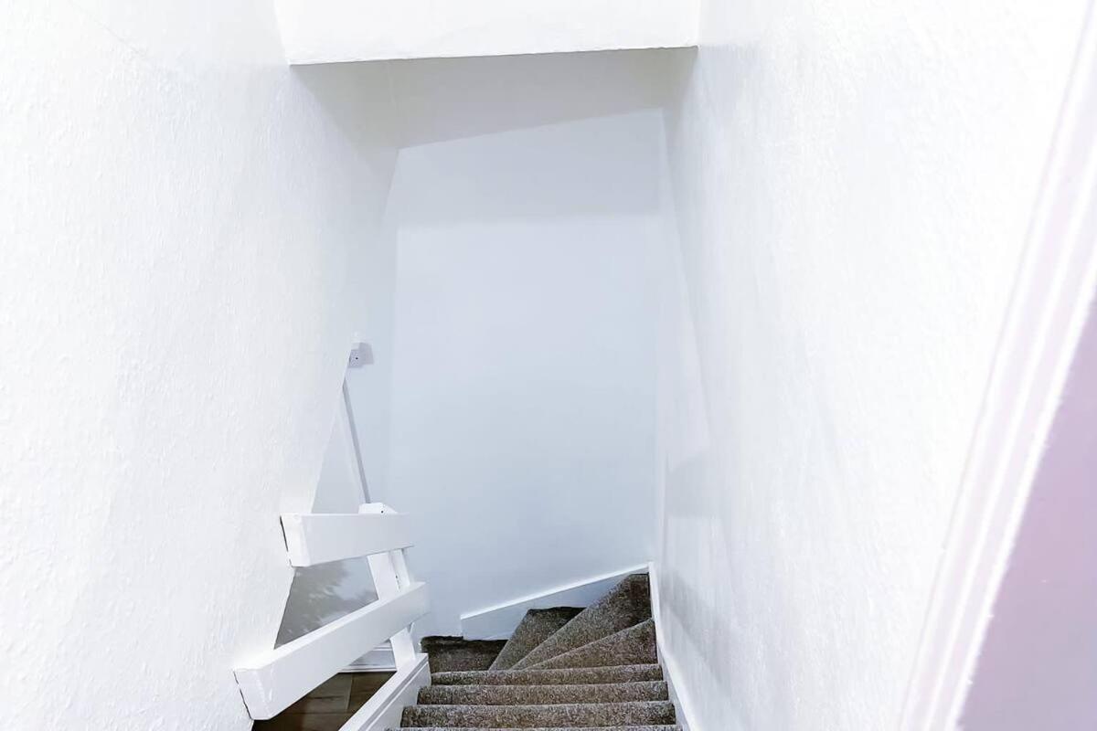 Beautiful 2 Bedroom House - Free Parking - Lt House 莱切斯特 外观 照片