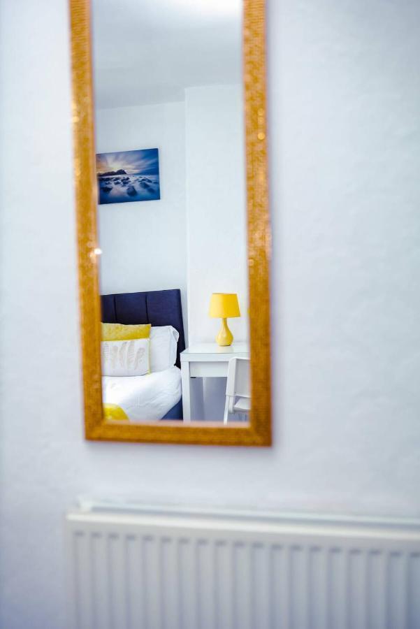 Beautiful 2 Bedroom House - Free Parking - Lt House 莱切斯特 外观 照片