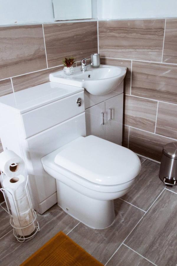 Beautiful 2 Bedroom House - Free Parking - Lt House 莱切斯特 外观 照片