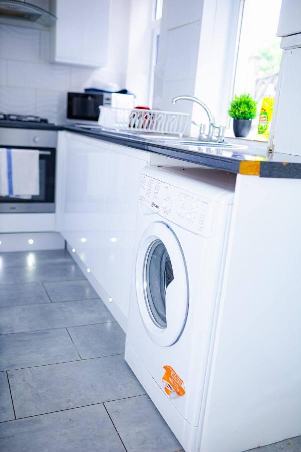 Beautiful 2 Bedroom House - Free Parking - Lt House 莱切斯特 外观 照片
