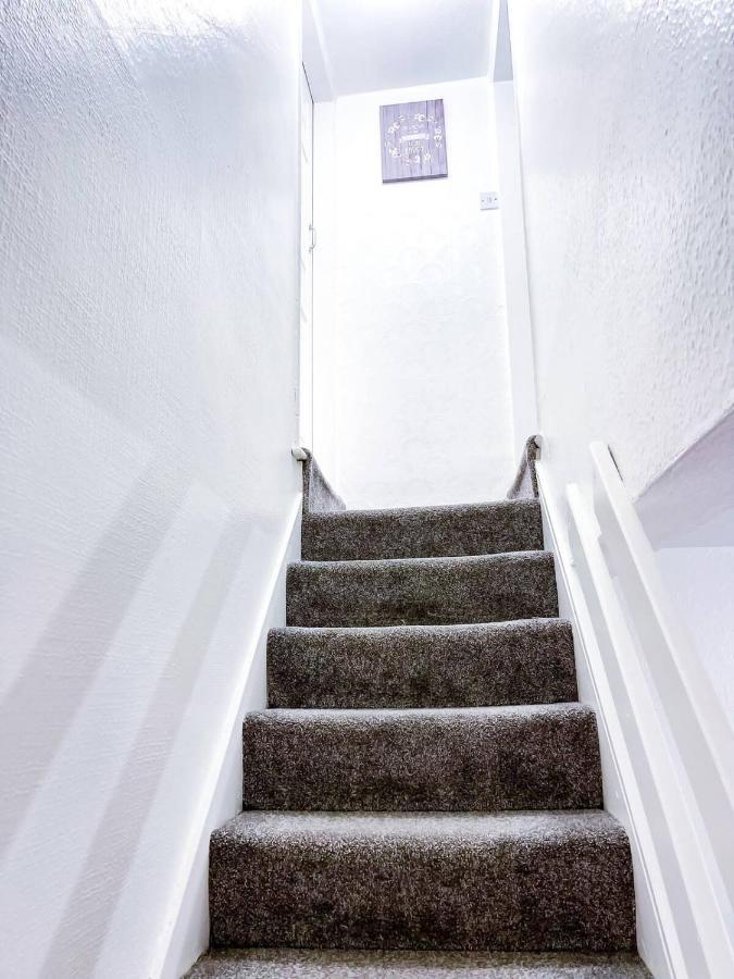 Beautiful 2 Bedroom House - Free Parking - Lt House 莱切斯特 外观 照片